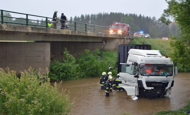Der LKW stürzte von der Schellingsbrücke in die Thaya.