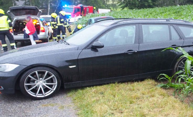 Eines der Autos landete halb in einem Feld.