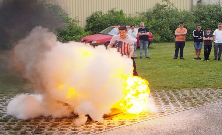 Mutige hatten die Chance, ein Feuer mittels Handfeuerlöschern zu bekämpfen.