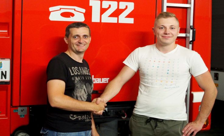 Christian Bartl mit dem neuen Feuerwehrmitglied Johannes Kainz. Foto: FF Waidhofen/Thaya