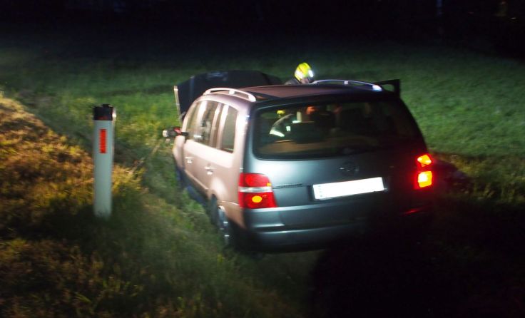 Der Wagen kam in einer Wiese zum Stehen.