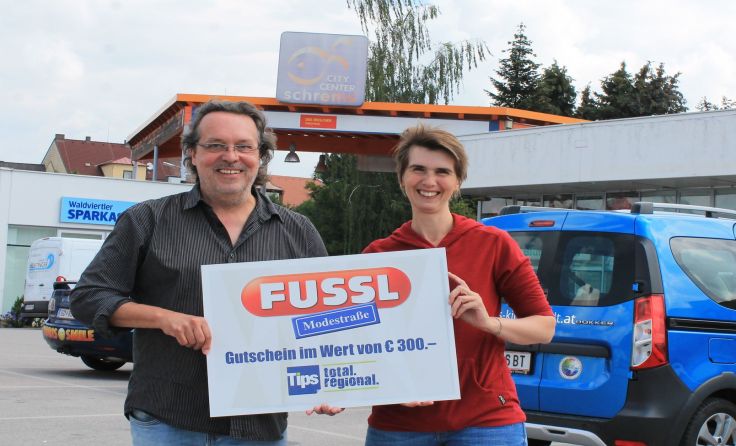 Tips-Verkäufer Gerhard Kunz übergab den Gutschein an Roswitha Schinko