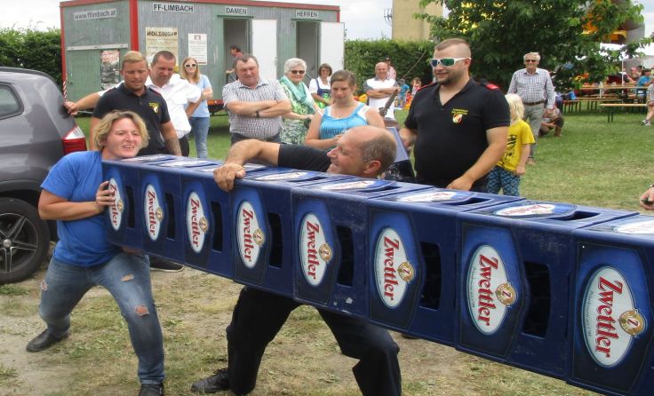 Waagrechtes Bierkistenstapeln von Rosa Sachata und Josef Buxbaum