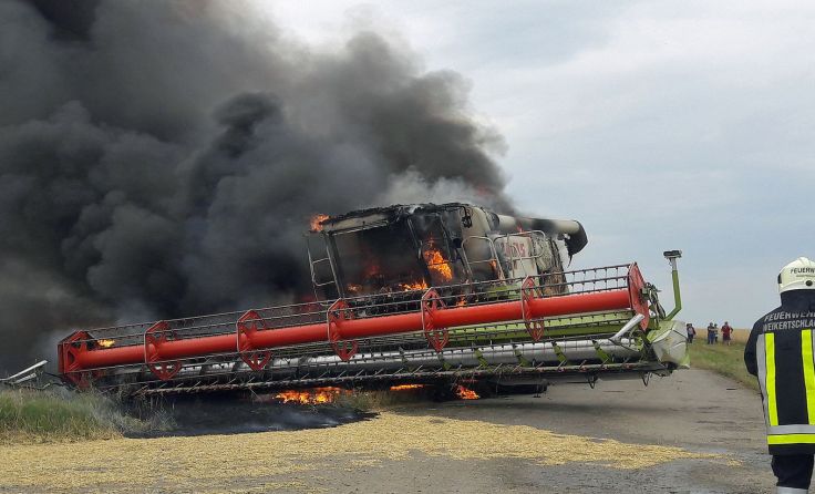 Der Mähdrescher stand in Vollbrand.