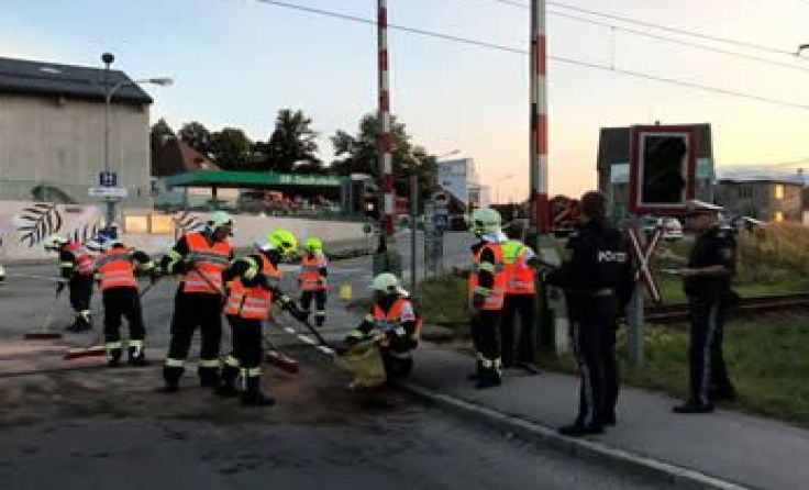 Die Einsatzkräfte reinigten die Unfallstelle.
