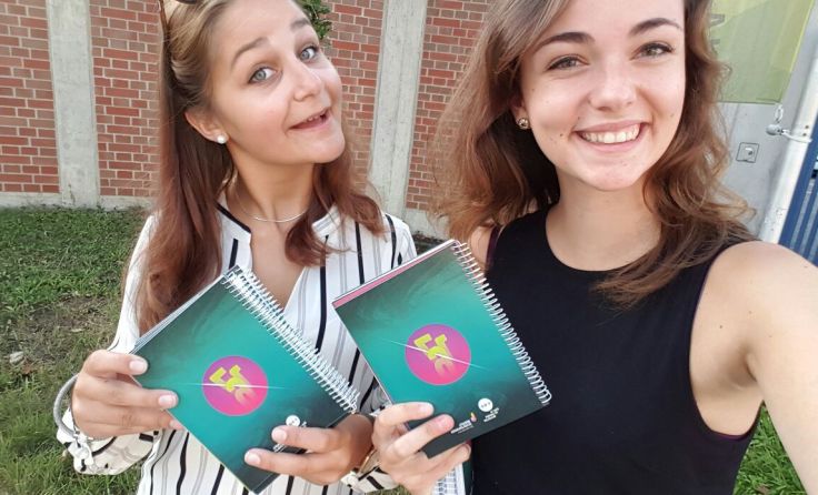 UHS Mitglieder beim Verteilen der Schülerkalender an Welser Schulen