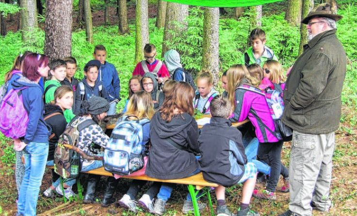 Die Neue Mittelschule Ertl an der Station „Forst schützen“ Foto: Leeb