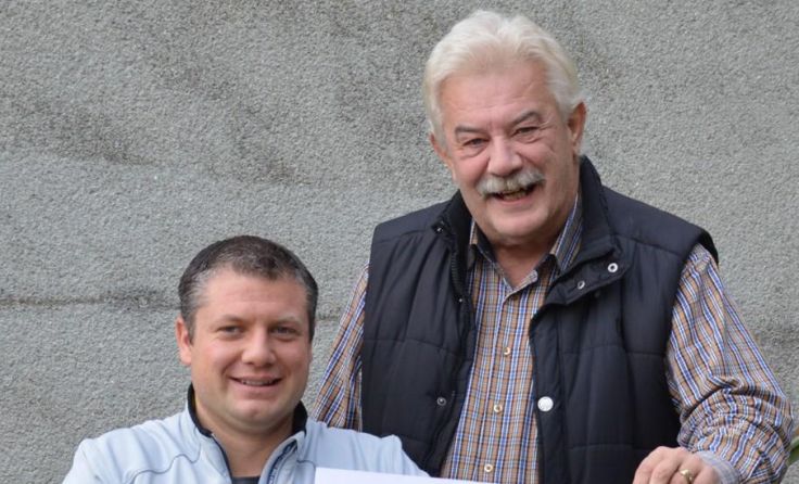 (V.l.) Dominik Hörlezeder (Grüne) und Ortsvorsteher Anton Ebner (SPÖ) warten auf die Spenden.
