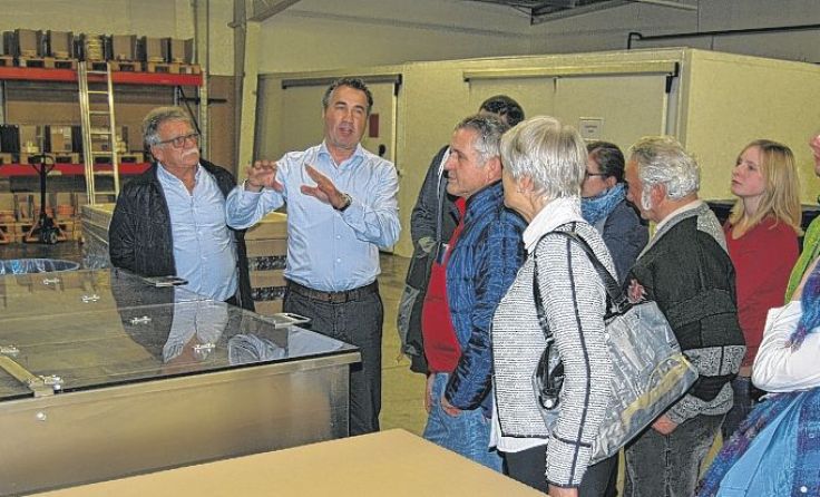 Reinhard Mösl erklärt den Besuchern die Abläufe im Betrieb. Foto: Schmidradler