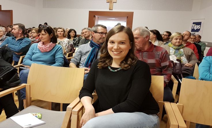 Die Botschaft von Annemarie Miesbauer findet viele Zuhörer. Foto: Leeb