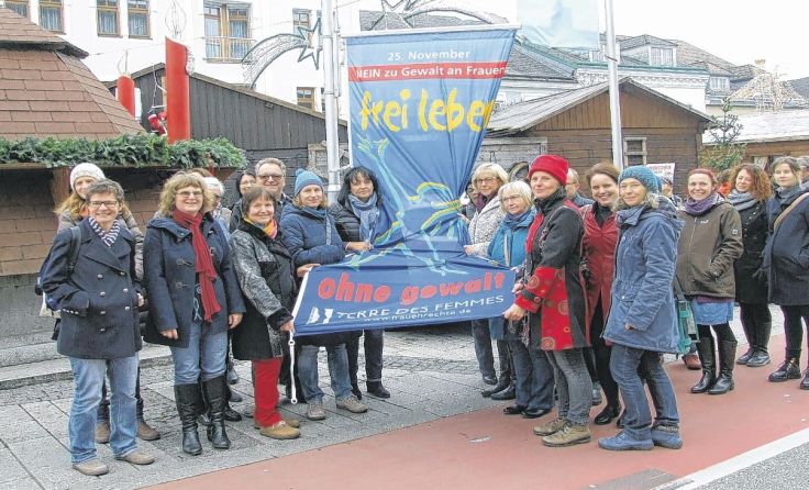 Die Aktivistinnen beim Hissen der Fahne im Jahr 2016 Foto: Leeb