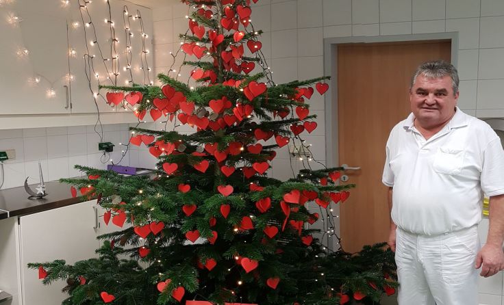 Stefan Altrichter neben seinem "Baum der Herzen" Foto: Leeb