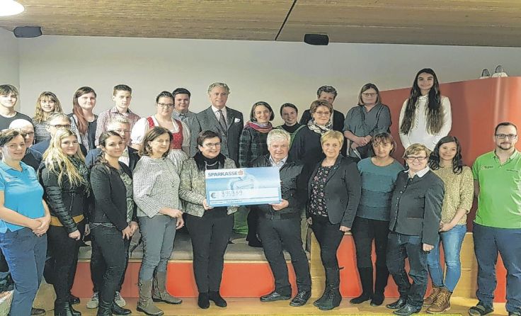 Stolz wurde die Spendensumme präsentiert. Foto: Leeb