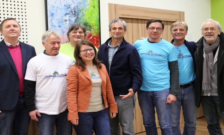Aktivisten der Bürgerinitiative und Dr. Hans-Peter Hutter (5.v.l.) Foto: BI Forstheide