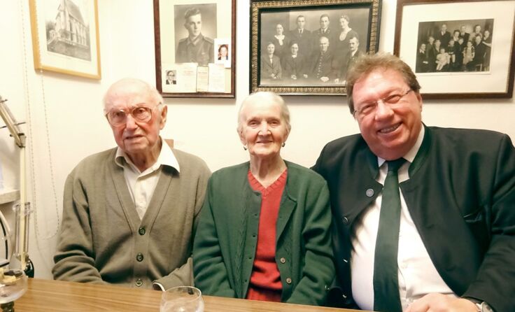 Foto (privat) v. l.: Johann Heidl, Pauline Heidl und Bürgermeister Andreas Stockinger