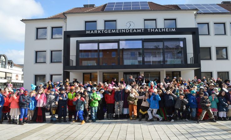Faschingsbesuch am Marktplatz Thalheim