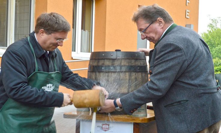 v.l.n.r.: Bürgermeister Dr. Andreas Rabl und Bürgermeister Andreas Stockinger beim Bieranstich.