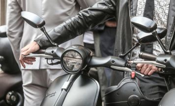 Giorgio Armani präsentiert die neue Vespa 946 Emporio Armani