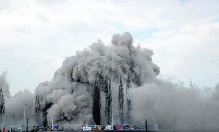 Im April 2003 wurden die Hochhäuser dem Erdboden gleich gemacht. Foto: Weihbold 
