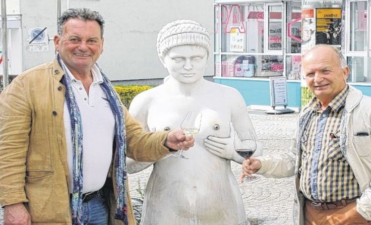 Karl Velechovsky und Herbert Sperl setzen sich für den Erhalt des Brunnens ein. Fotos: Kreilmayr