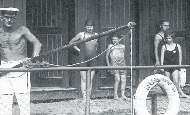 Schwimmen lernen "am Haken" in der 1. Linzer Schwimmschule. Foto: Lentia-Verlag Linz