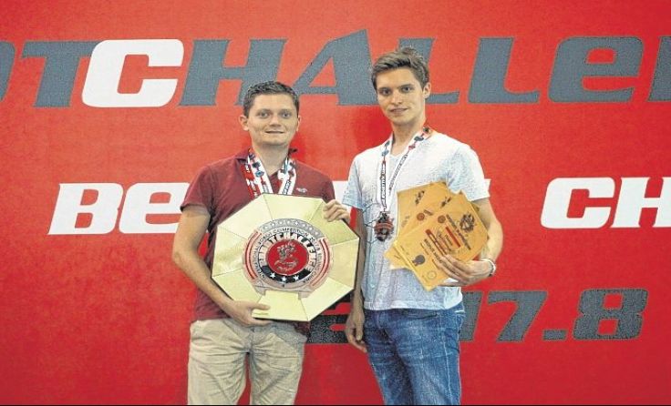 Thomas Schiefermair (li.) und Max Schnorpfeil freuen sich über die Bronzemedaille.