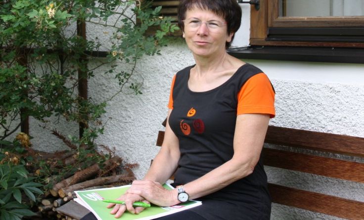 Die Grüne-Bezirkssprecherin Karin Chalupar in ihrem Garten in Neuhofen