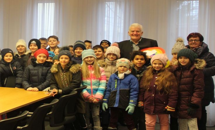 Die Volksschüler überraschten den Jubilar im Gemeindeamt. Foto: Marktgemeinde Hörsching