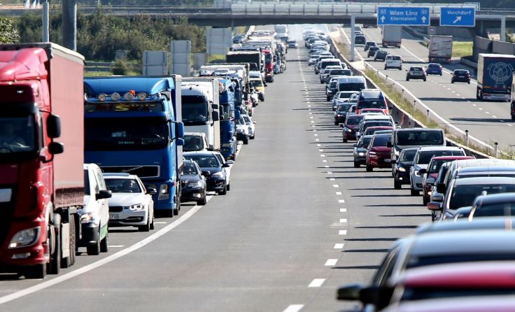 So eine vorbildliche Rettungsgasse ist leider nicht der Regelfall. Foto: Weihbold