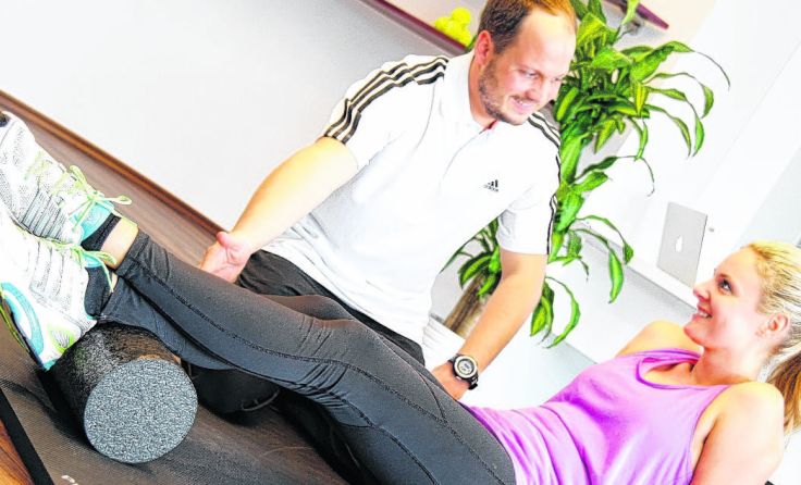 Das Fasziensystem im Körper regelmäßig mit Hilfe einer Rolle trainieren.