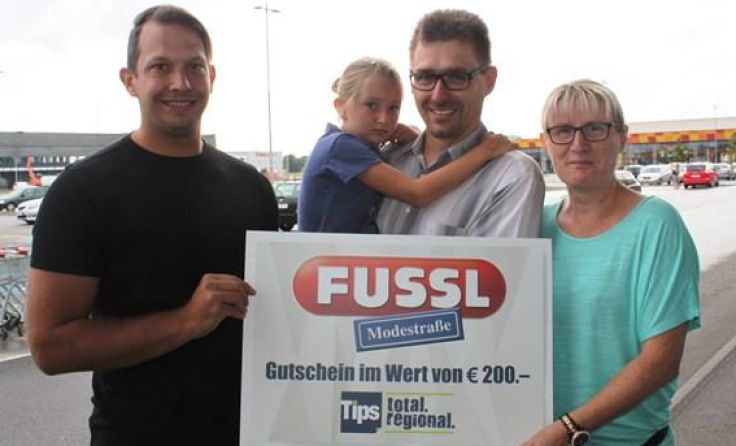 Glücksengerl Rafael Haslauer überreichte den Gewinnern ihren Preis. Foto: JKarner