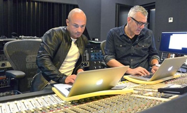 Andrew Fonda beim Arbeiten im Red Bull Studio in Berlin gemeinsam mit Christian Prommer
