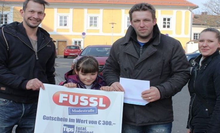 Rafael Haslauer, Razija und Papa Amir Rahmanovich, Julia Karner (v. l.)