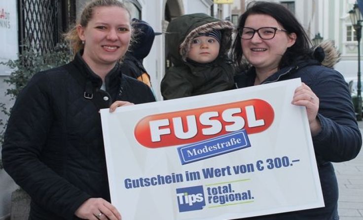 Tips-Redakteurin Julia Karner mit der Gewinnerin Fatima Gashi und Sohn Haris