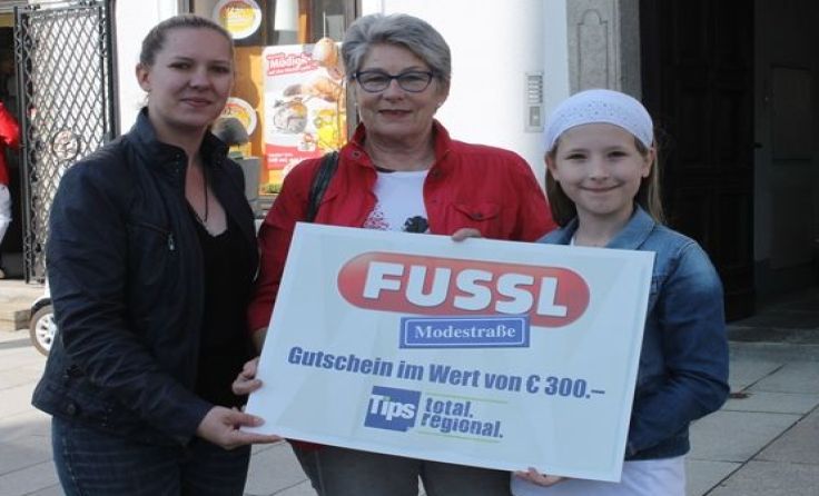 Tips-Redakteurin Julia Karner mit den Gewinnerinnen Anneliese und Lia-Marie