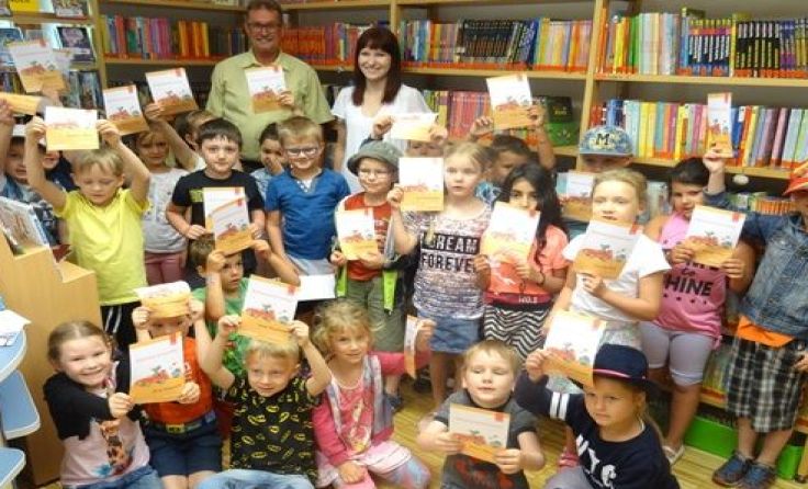 Bürgemeister Kollingbaum und den Kindern bei der Abschlussfeier
