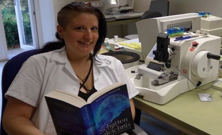 Melanie Huemer mit ihrem Buch "Schattengleichnis"