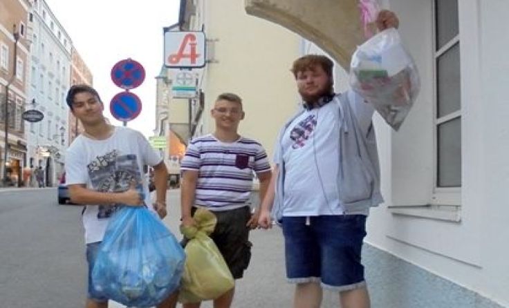 Jugendliche starten Müllsammelaktion in Enns, um für Müllvermeidung zu sensibilisieren.