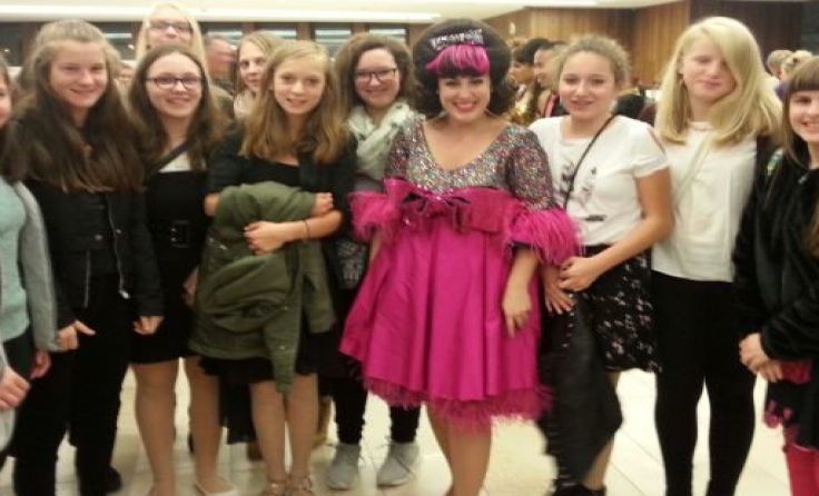 Die Schüler mit der Hauptdarstellerin "Tracy" (Ariana Schirasi-Fard)