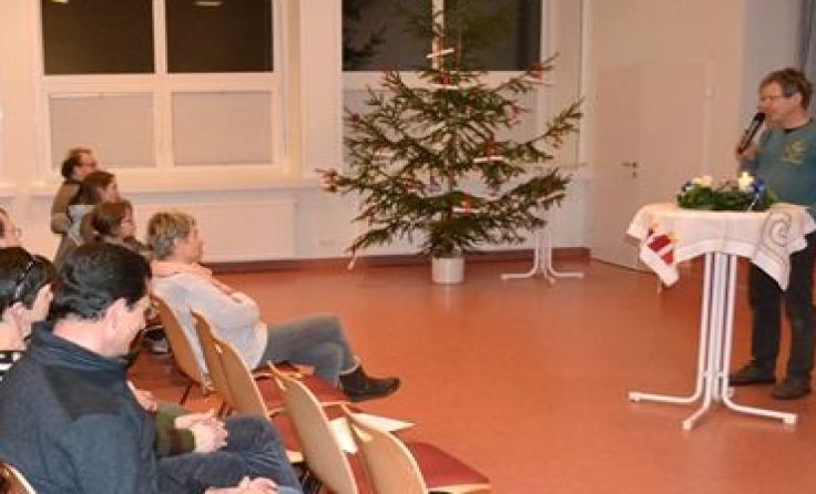 Im Pfarrsaal wurde mit Bildern und Erzählungen durch den Abend geführt. Foto: Harald Prinz
