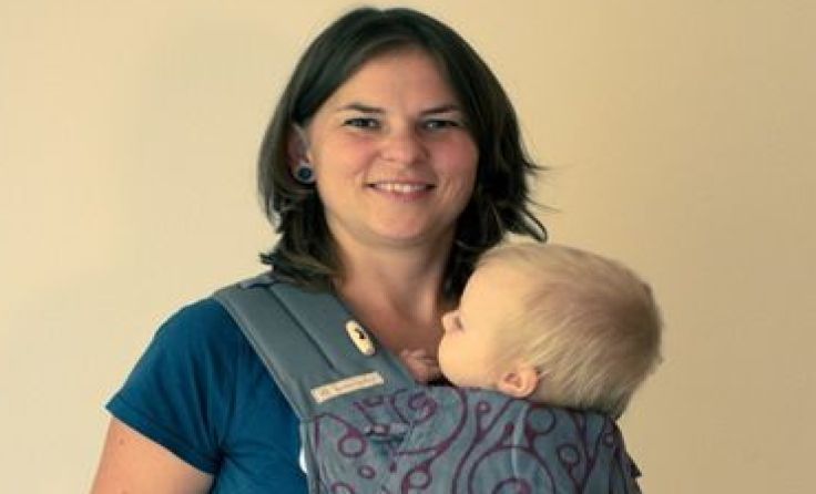 Mami-Coach Christa Birmili berät in Sachen Tragehilfen.