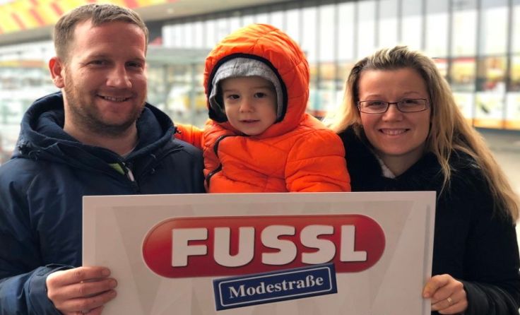 Sándor Juhász, Sohn Dominik und Enikö Juászne freuten sich über den Gewinn.