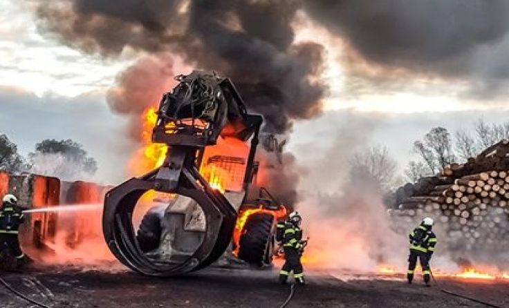 Öfters ging es heiß her! Radladerbrand im Ennshafen im November. Alle Fotos: fotokerschi.at