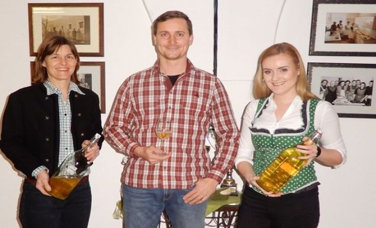Huber Regina, Lettner Karl (Mostbewerter) und Schmolz Katharina (v. l.)