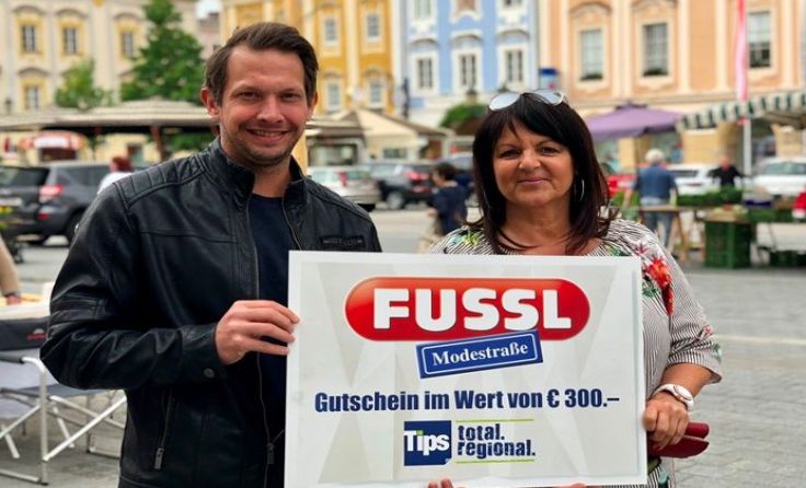 Rafael Haslauer mit Gewinnerin Elisabeth Schwendinger