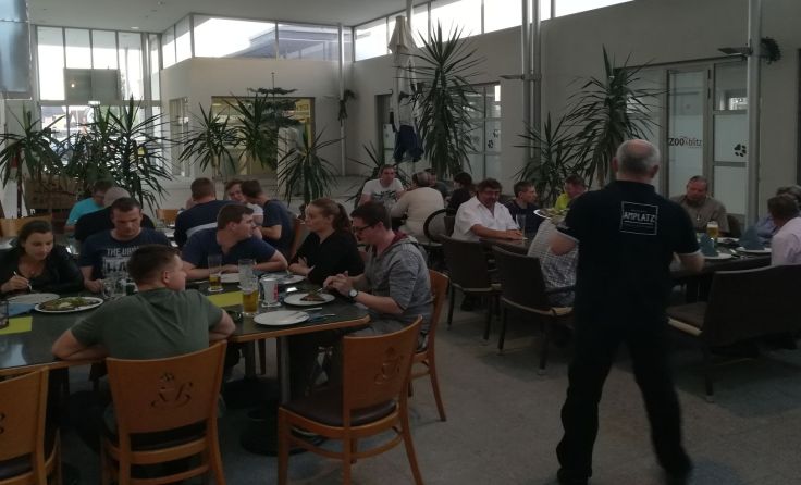 Den Gewinn ihres Bezirkssieges genoss die FF Asten im "AmPlatz"