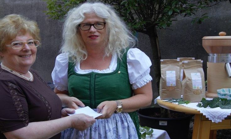 Ulrike Ressler (li.) bedankt sich im Namen der Lebenshilfe herzliche bei Elfriede Zelenka