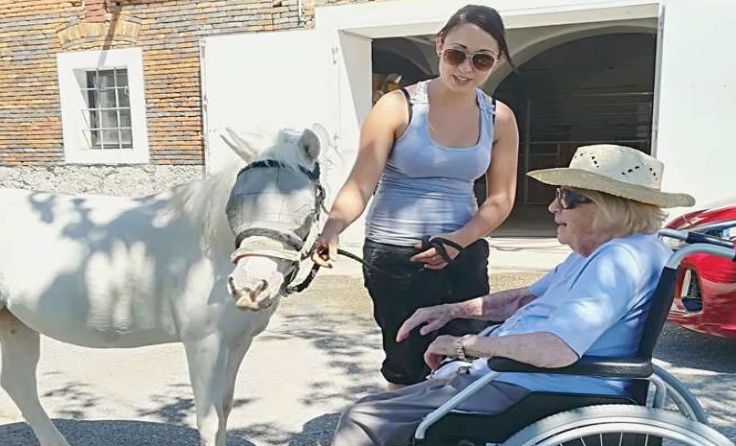 Caritas-Schülerin Tatjana Stach mit der 92-jährigen Klara Panholzer; Foto: Privat
