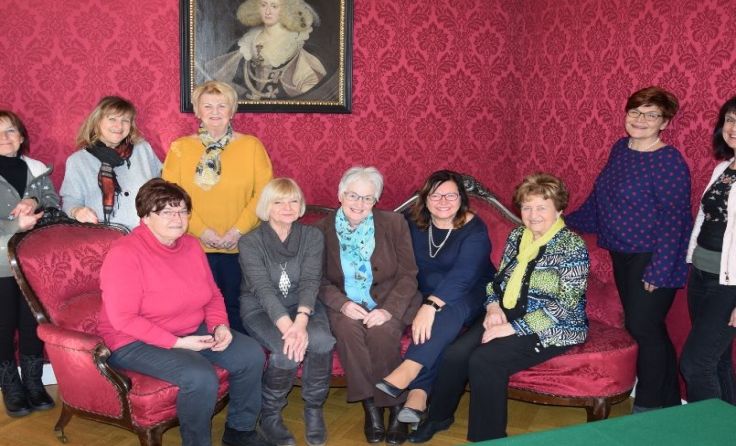 Die Astener Lesepatinnen mit LAbg. Gisela Peutlberger-Naderer (4. v. l.); Foto: SPÖ Landtagsklub