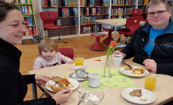 Die junge Familie genießt den Brunch der Nationen; Alle Fotos: Bibliothek Kronstorf